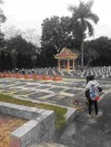 Lao động dọn vệ sinh tại nghĩa trang liệt sỹ Thanh Sơn