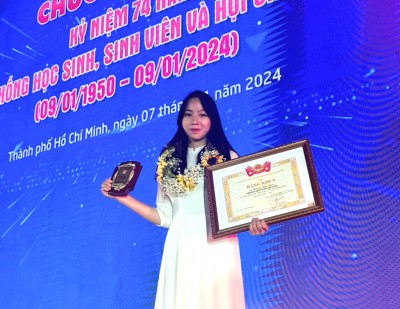 Hoàng Bảo Ngọc nhận danh hiệu “Học sinh 3 tốt” do Trung ương Đoàn TNCS Hồ Chí Minh trao tặng.