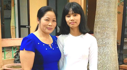 Vân Khánh cùng cô giáo dạy văn. Ảnh: NVCC