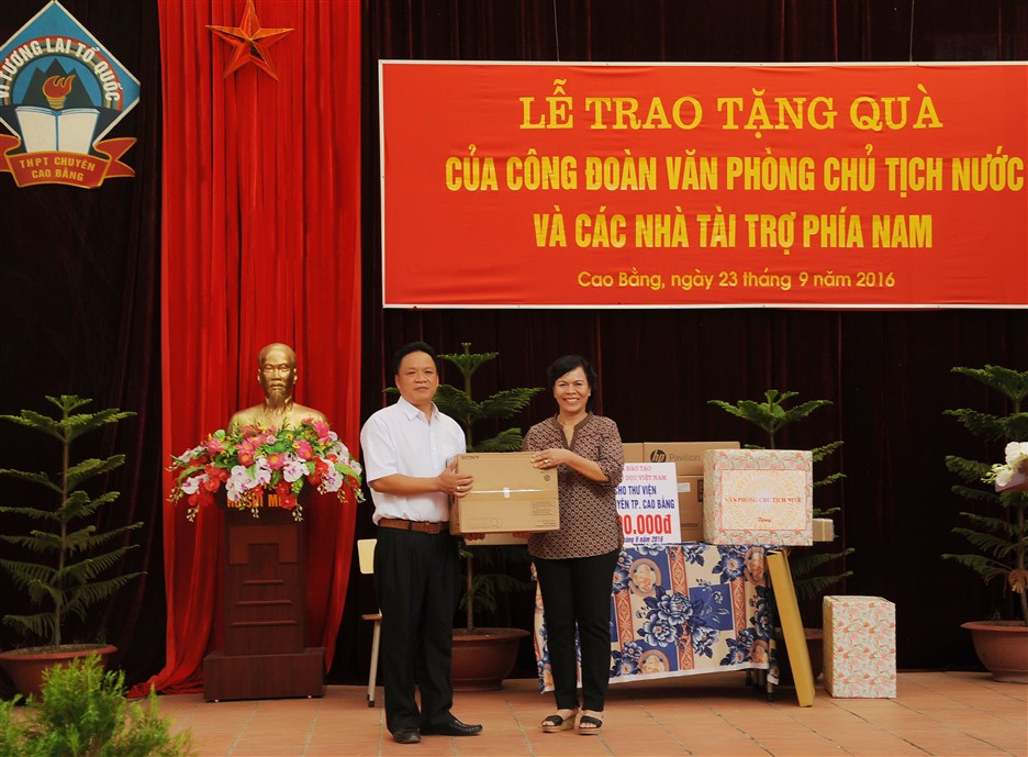 Bà Mai Thị Hạnh, phu nhân của nguyên Chủ tịch nước Trương Tấn Sang tặng quà cho nhà trường