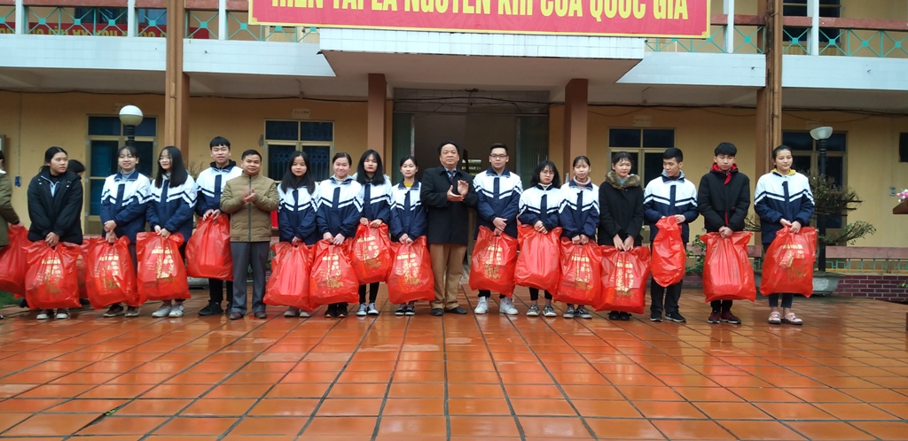 Trường THPT Chuyên Cao Bằng tổ chức Lễ tặng quà Tết Canh Tý 2020 cho học sinh