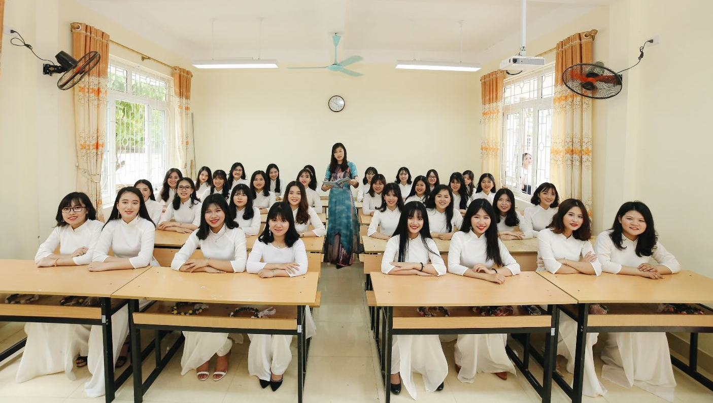 Cô giáo Mai Thúy Hòa và học sinh lớp 12 Văn, Trường THPT Chuyên Cao Bằng