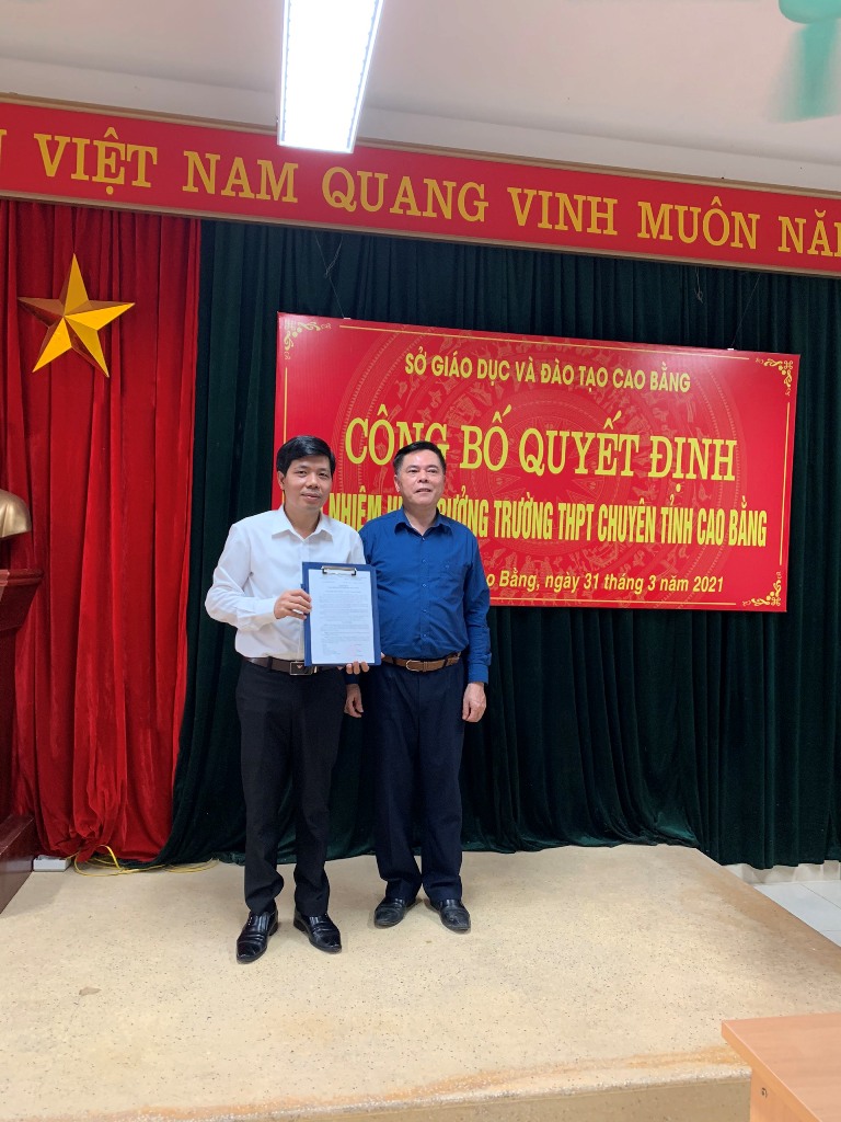 Ông Lục Văn Dương – Phó Giám đốc Sở GD&ĐT trao Quyết định cho tân Hiệu trưởng Hà Tiến Sỹ