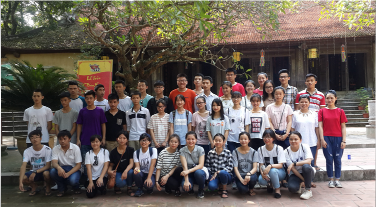 Đoàn học sinh trường THPT Chuyên tham dự Trại hè Hùng Vương lần thứ XII. Ảnh chụp tại Chùa Côn Sơn