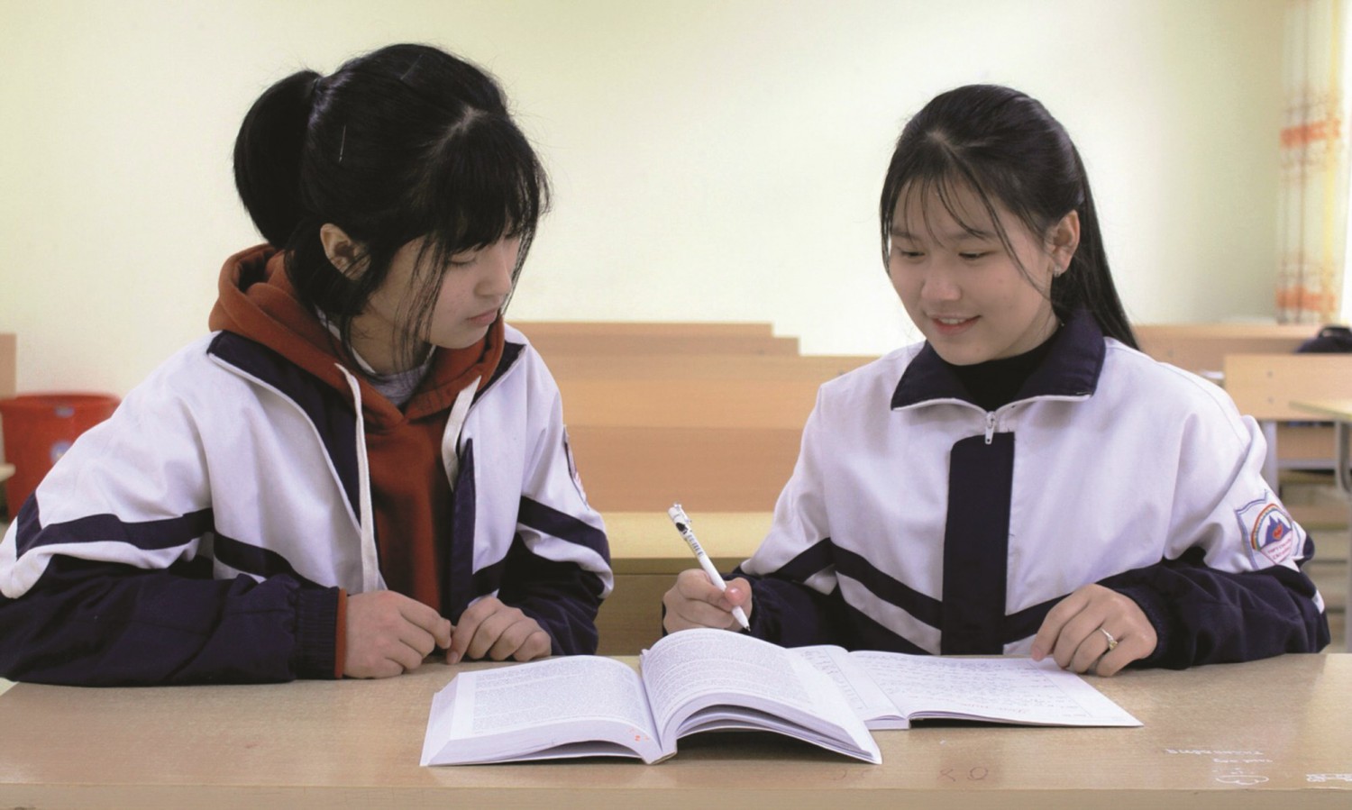 Nông Triệu Bảo Ngọc (bên phải) thảo luận kiến thức môn Lịch sử với bạn học.