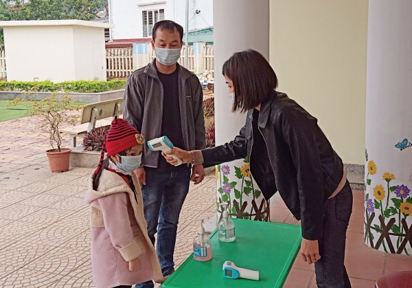 Các cháu Trường Mầm non Tân Giang được đo thân nhiệt, rửa tay diệt khuẩn trước khi vào lớp học.
