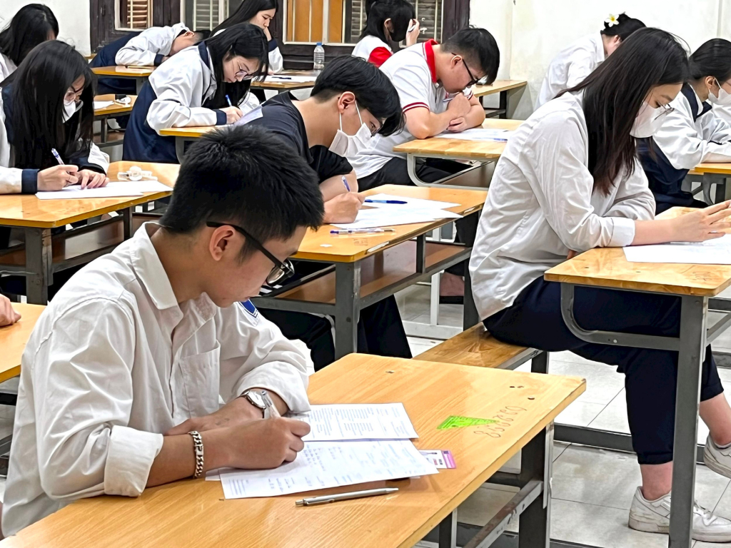 Học sinh Hà Nội làm bài khảo sát chuẩn bị cho kỳ thi tốt nghiệp THPT năm 2024