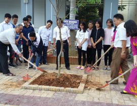 Nhà giáo ưu tú Trịnh Hữu Chất trồng cây lưu niệm ngày 19-11-2016