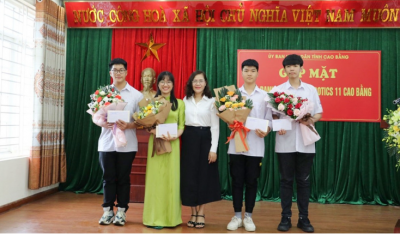 Bà Nguyễn Ngọc Thư-Giám đốc Sở GD&ĐT tỉnh Cao Bằng khen thưởng học sinh có thành tích cao.