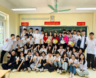 Các thầy cô tổ Ngoại ngữ và học sinh lớp 12 Anh tham gia tiết học
