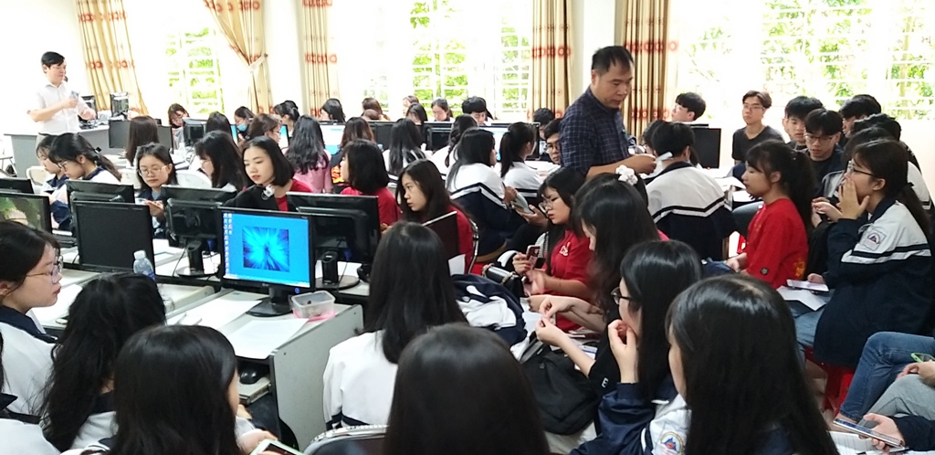 Học sinh trường THPT Chuyên Cao Bằng thử nghiệm chức năng Đăng ký xét tuyển trực tuyến năm 2021