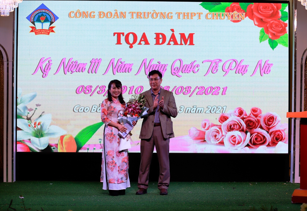Ông Nguyễn Viết Thiên - Trưởng Ban đại diện Hội PHHS và bà Trần Thị Thu Huệ - Chủ tịch Công đoàn trường