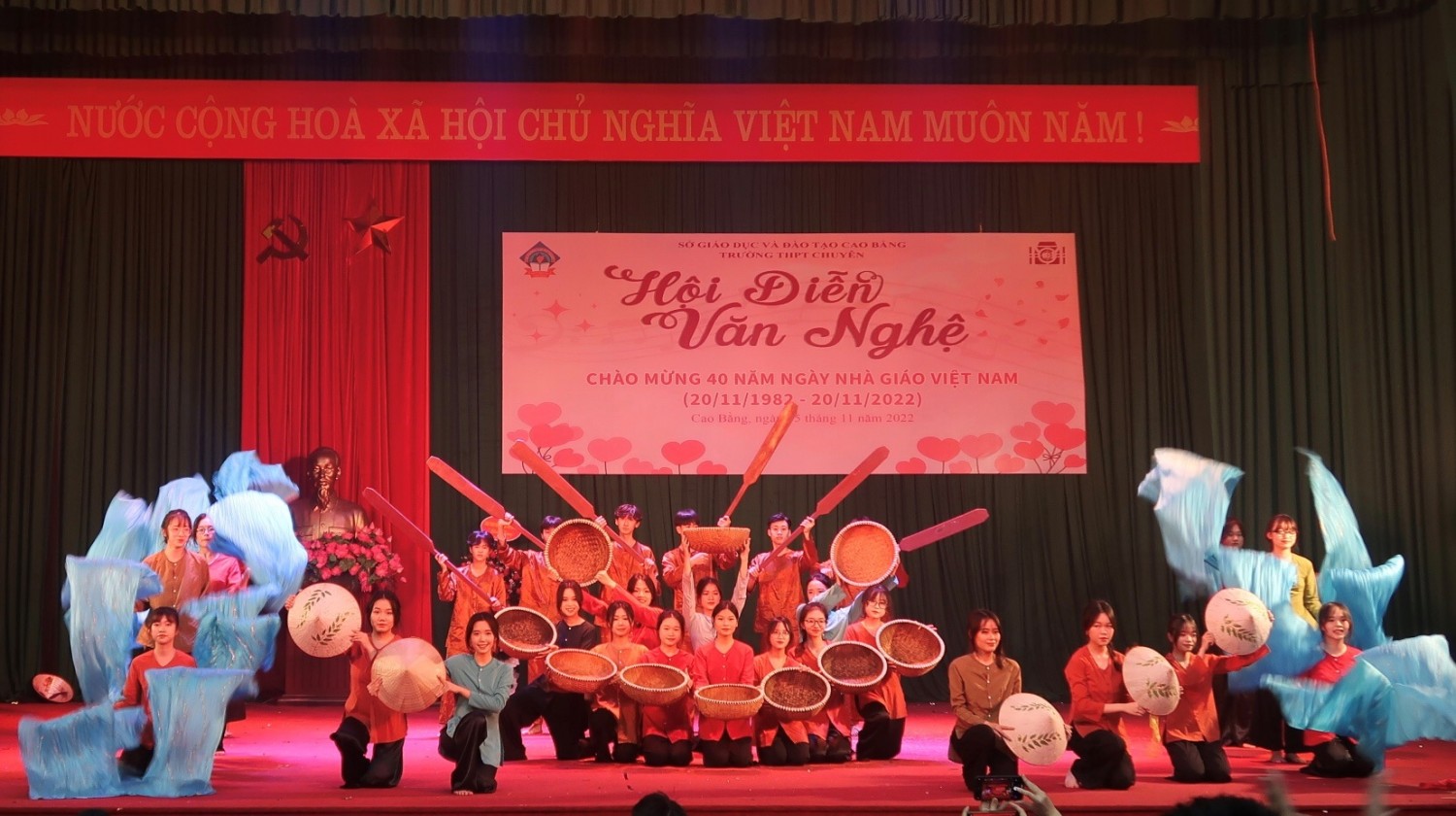Hội diễn văn nghệ Chào mừng 40 năm ngày Nhà giáo Việt Vam 20-11 là hoạt động nổi bật trong chuỗi sự kiện kỷ niệm. Với sự tham gia đông đảo của cộng đồng giáo viên và học sinh, chương trình hứa hẹn mang đến cho khán giả một đêm nhạc sôi động, cùng những góc nhìn đa dạng về tình yêu và lòng biết ơn đối với những người làm nên giáo dục Việt Nam.