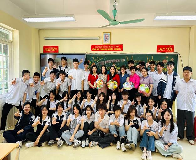 Các thầy cô tổ Ngoại ngữ và học sinh lớp 12 Anh tham gia tiết học
