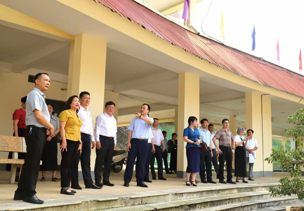 Lãnh đạo Đại học Thái Nguyên khảo sát thực địa tại Trường Cao đẳng Sư phạm Cao Bằng - nơi dự kiến đặt Phân hiệu Đại học Thái Nguyên tại tỉnh Cao Bằng.